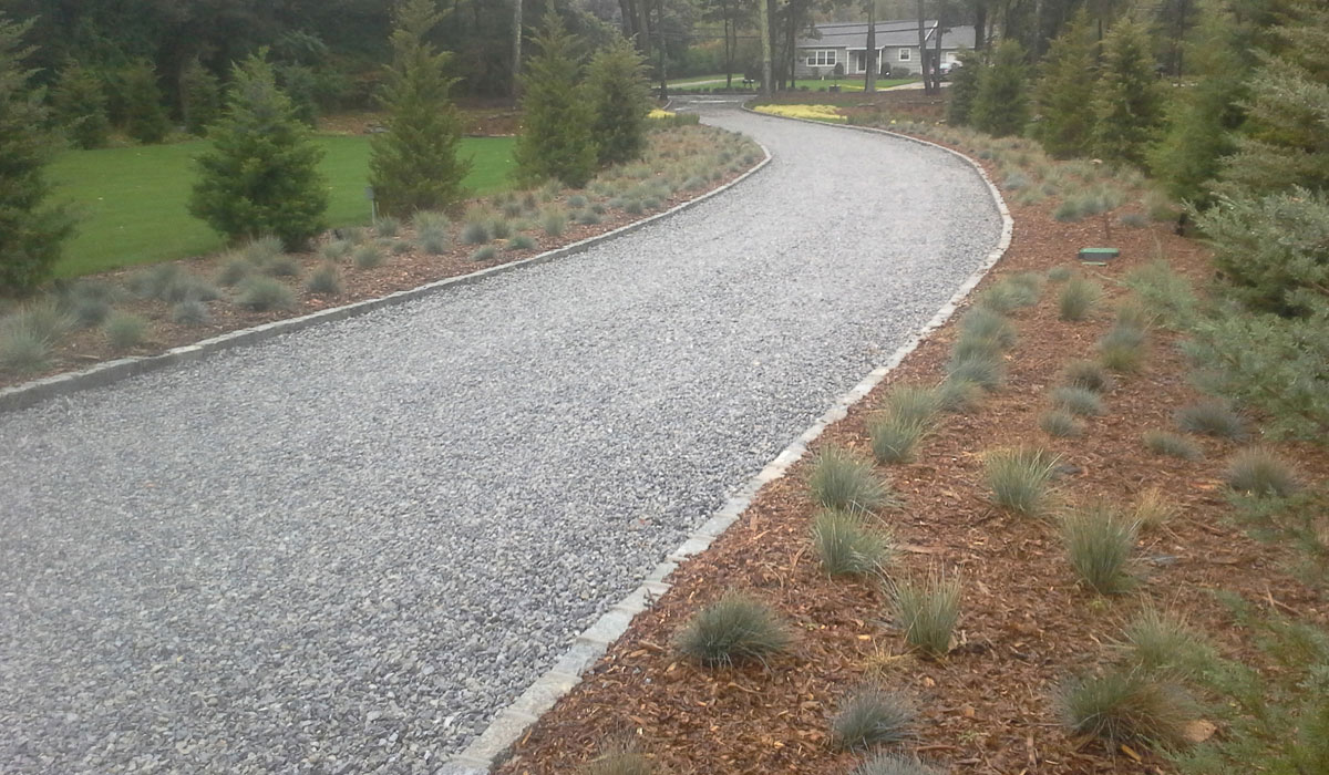 Hamptons Gravel Driveway Cobblestone Edging