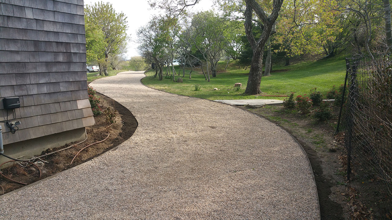 Hamptons Pebble Driveway Steel Edging