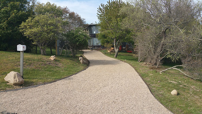 Hamptons Gravel Driveway with Steel Edging